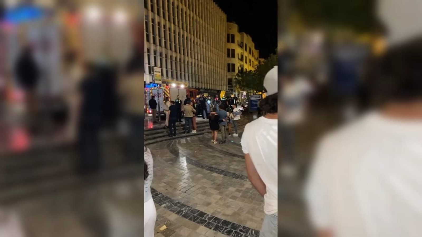 Rescatan a un joven de un contenedor soterrado en plena fiesta en el Centro de Málaga