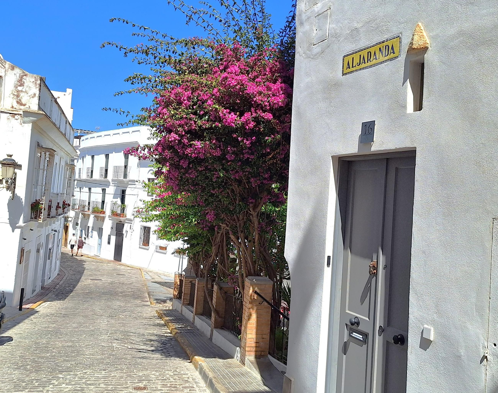 La calle Aljaranda es continuación de la de Guzmán el Bueno.