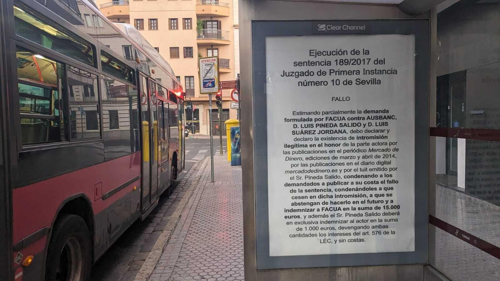 Uno de los carteles colocados en la parada de un autobús.