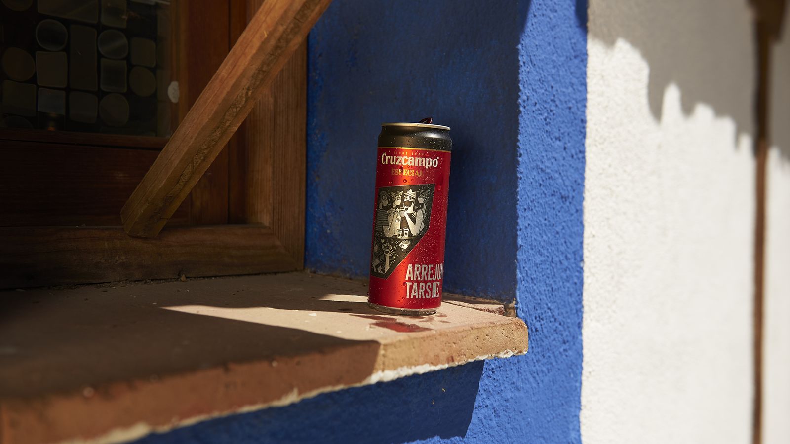 Lata de Cruzcampo con el logo 'Arrejuntarse', una expresión andaluza cien por cien.