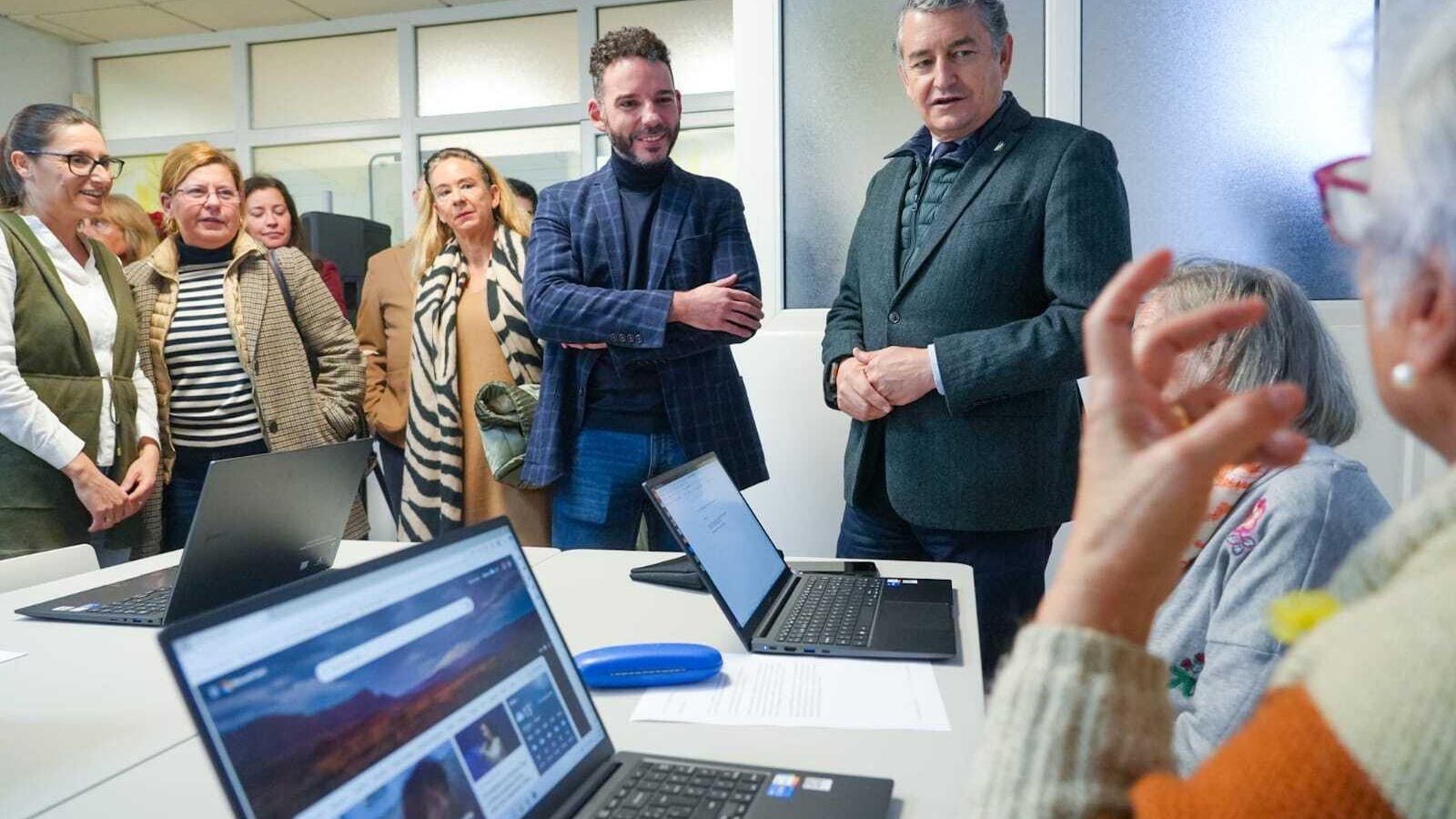 El consejero Antonio Sanz en el nuevo Punto Vuela de Gelves.