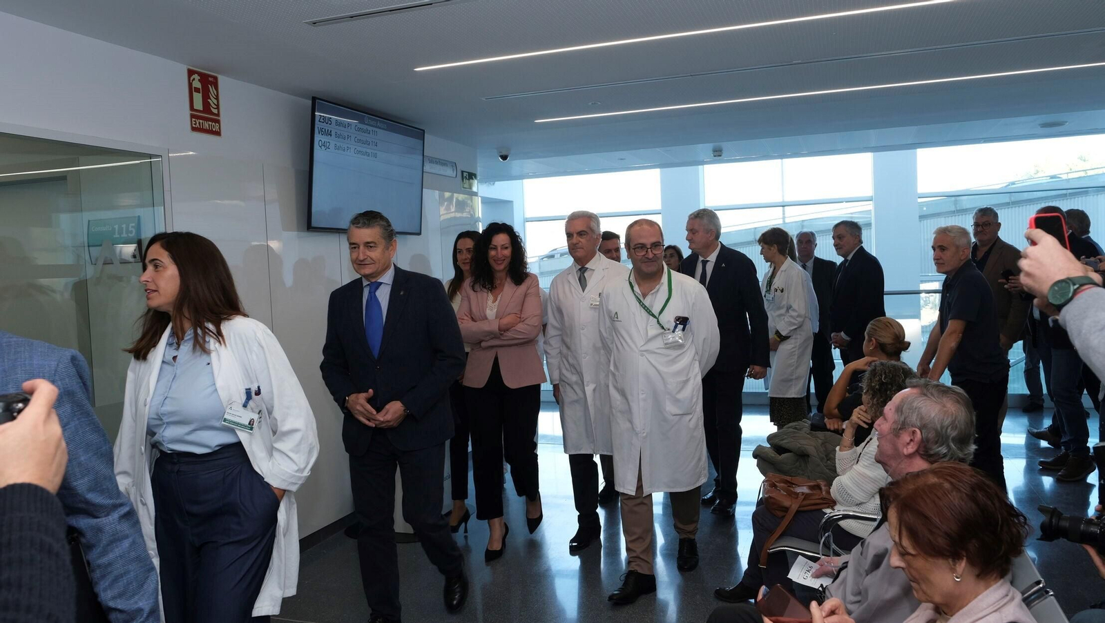 Los primeros pacientes atendidos en la nueva infraestructura, los de la especialidad de Neumología, han asistido a la inauguración del centro sanitario por el consejero Antonio Sanz