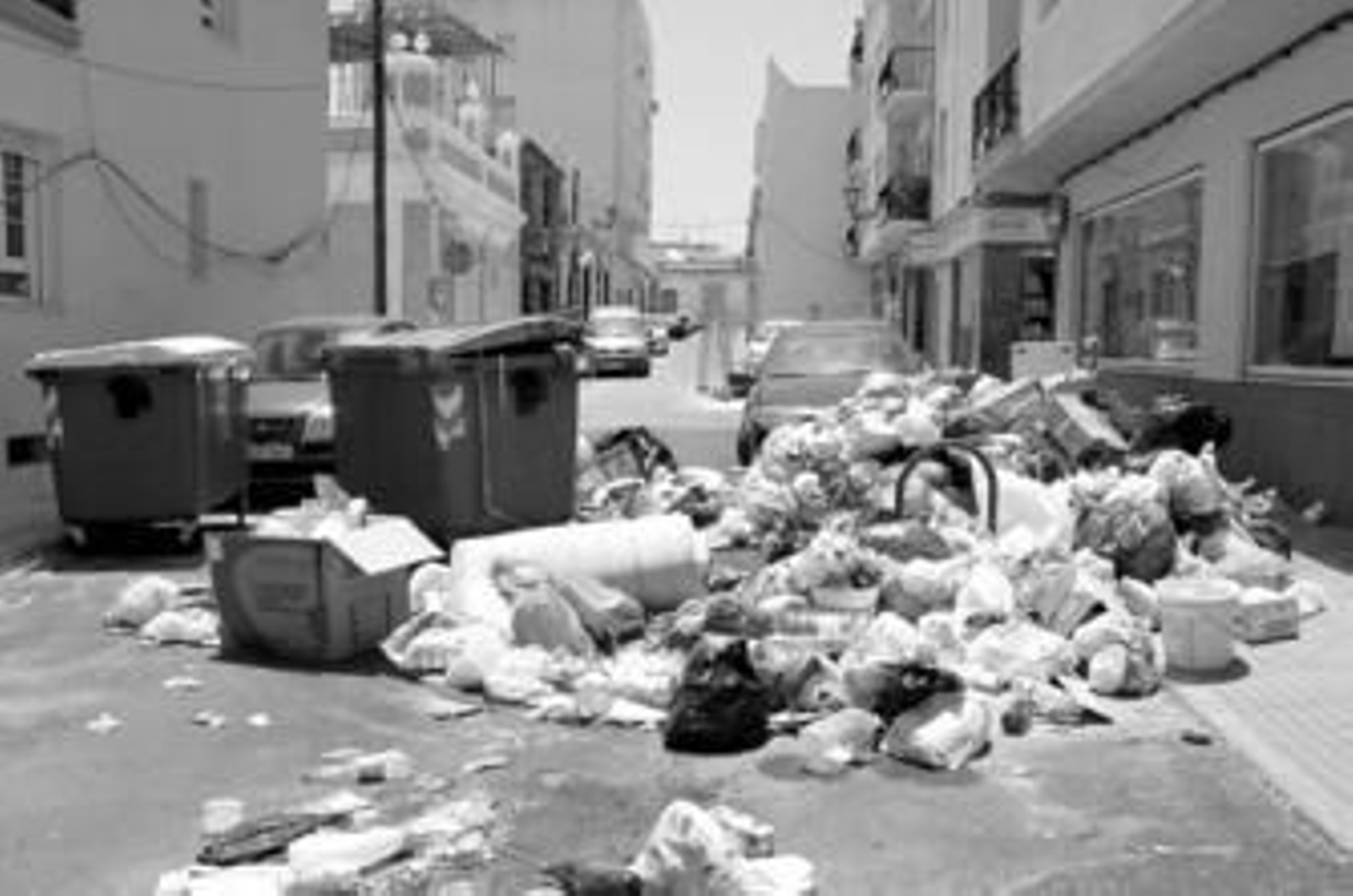 La basura recorre ya de punta a punta la calle Doctor Cobos de San Fernando, impidiendo incluso el paso de vehículos.