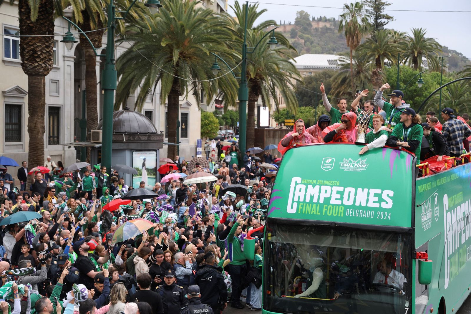 El Unicaja celebra en las calles de Málaga el título de la BCL