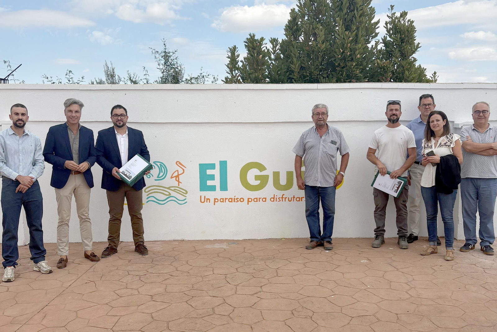 Dirigentes institucionales en su visita a El Guijo.