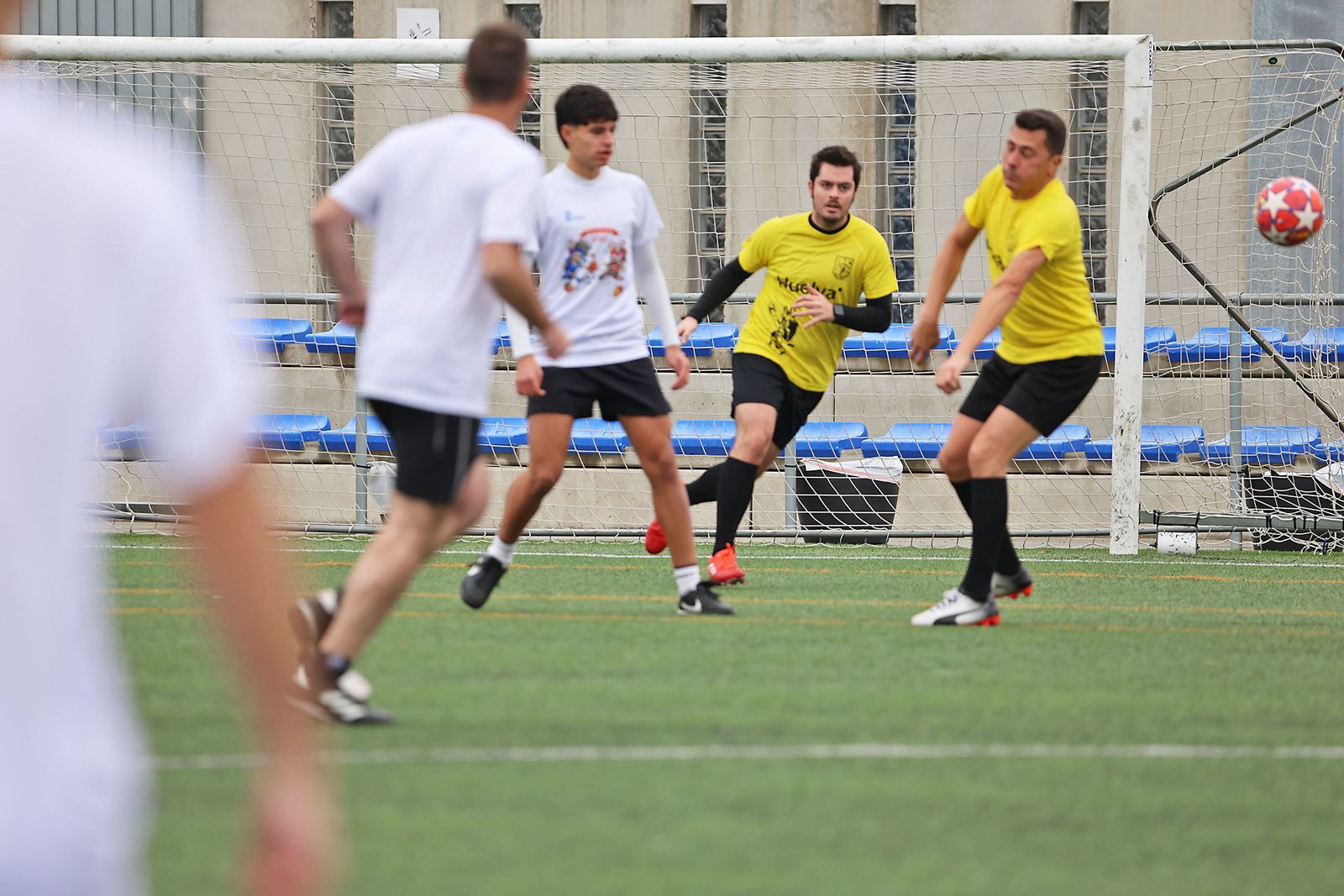 Periodistas y políticos disputan su tradicional partido navideño de fútbol