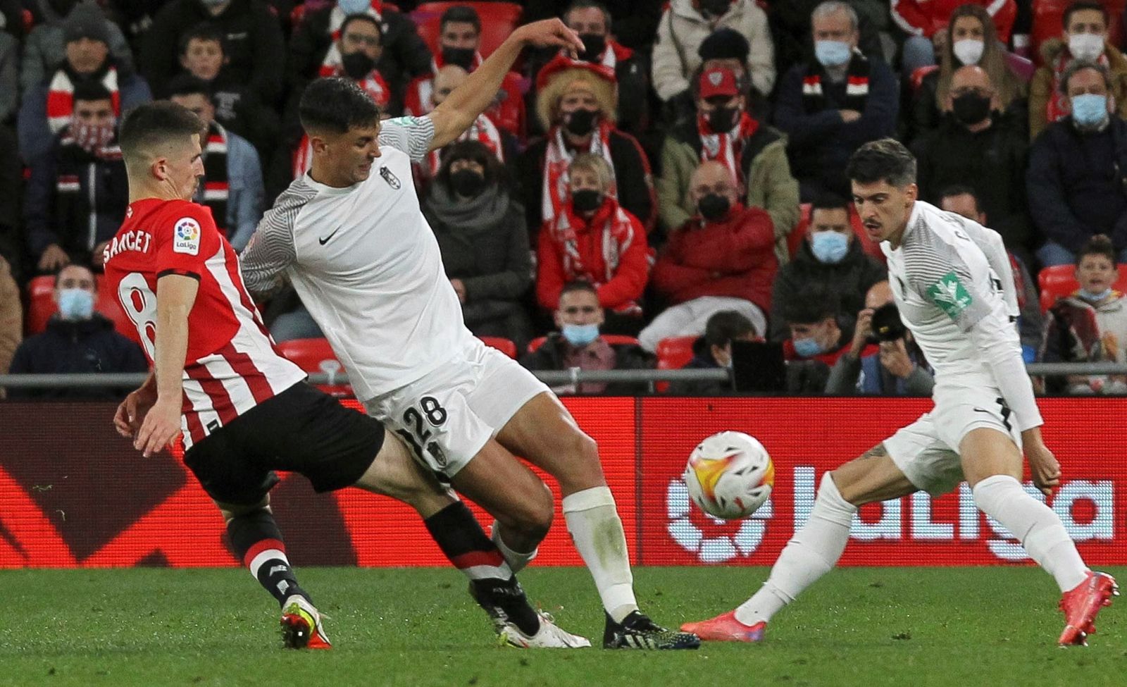 Raúl Torrente pugna con Sancet ante la mirada de Carlos Neva.