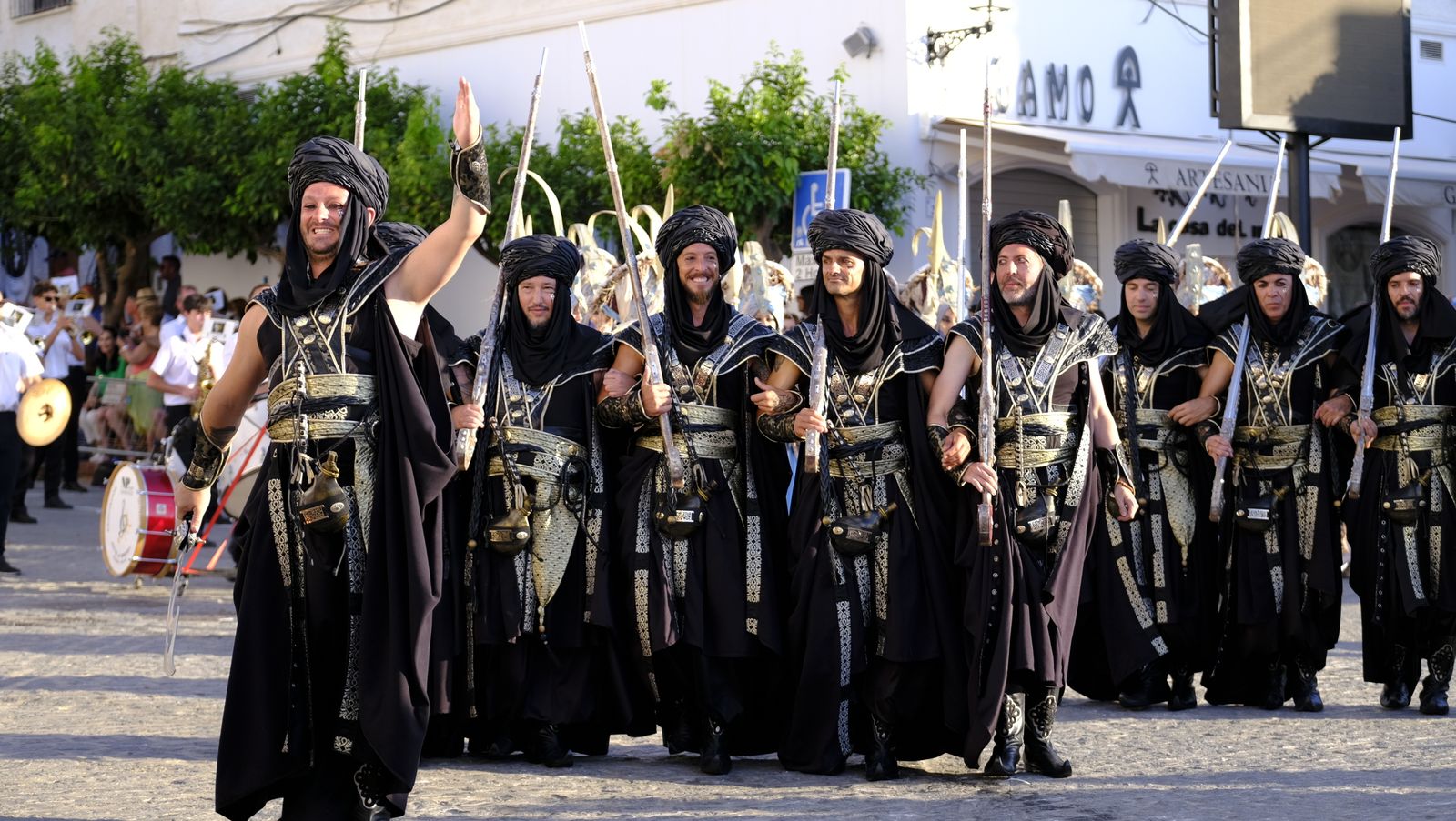 El espectacular desfile de Moros y Cristianos de Mojácar, en imágenes