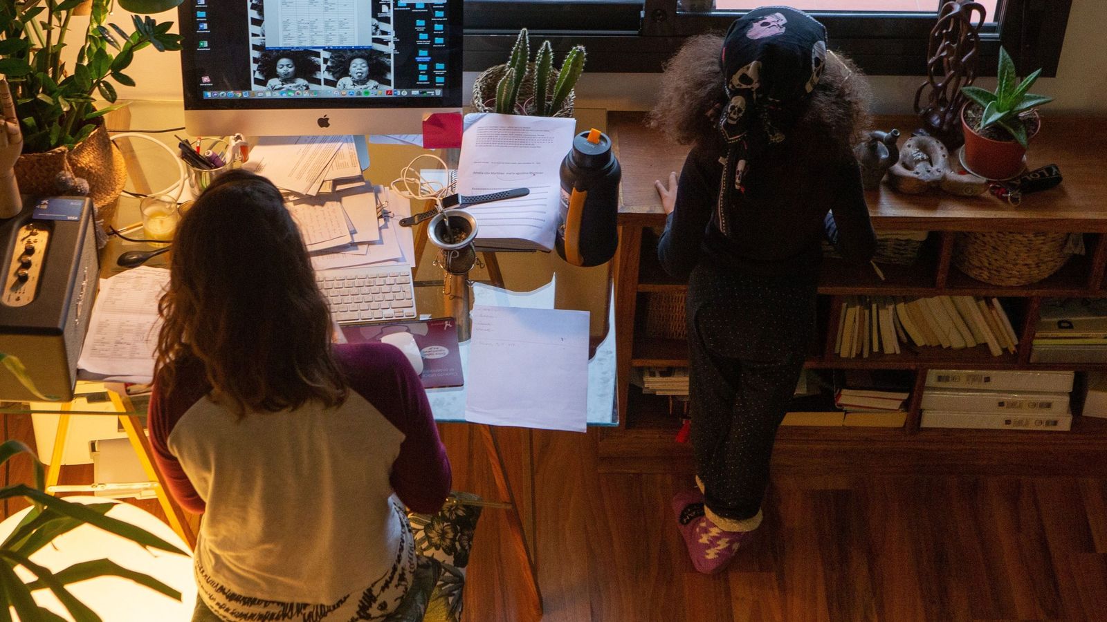 Una persona teletrabajando.