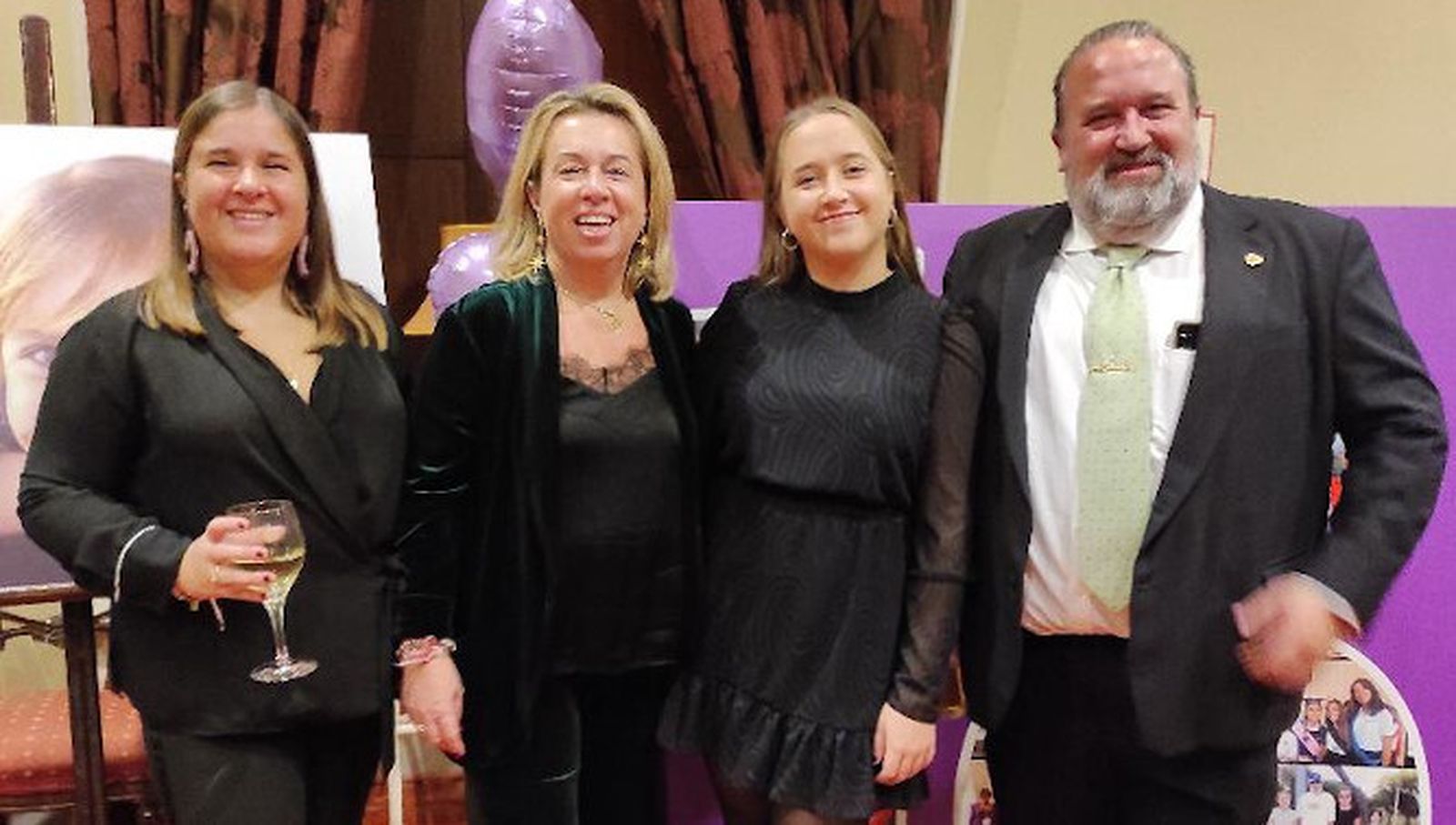 Manuel Garrido y Raquel Rey con sus dos hijas Lucía y María.