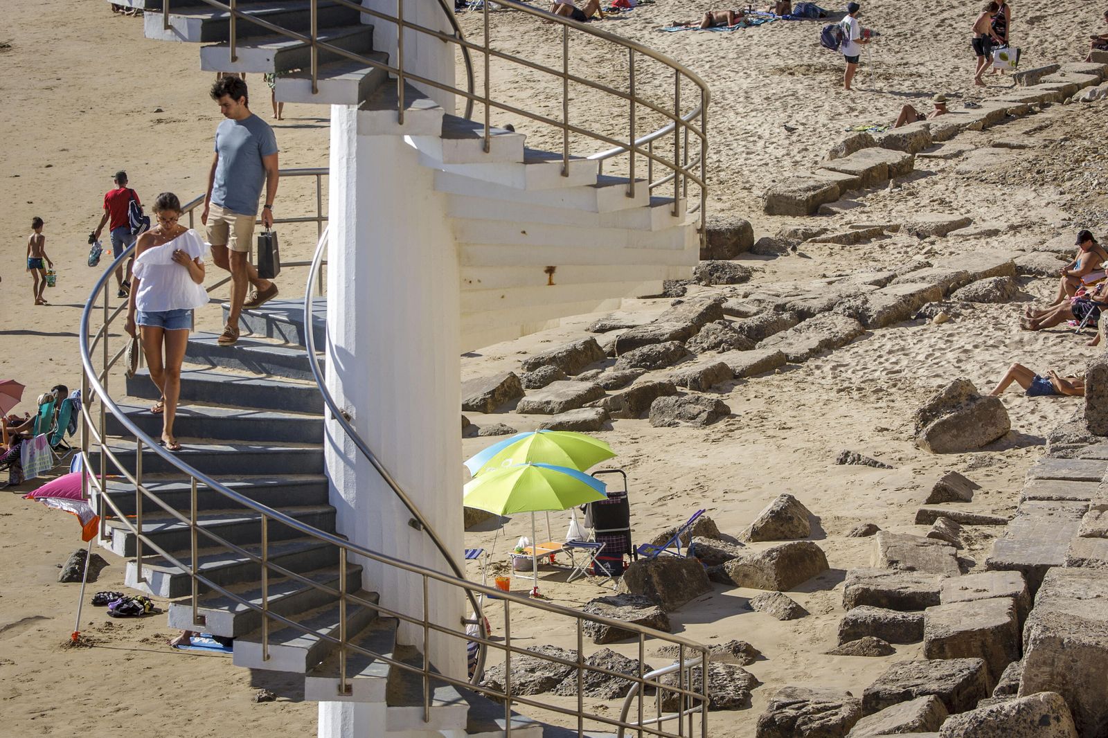 Una tarde de playa junto a los bloques prohibidos de la playa de Santa María del Mar de Cádiz