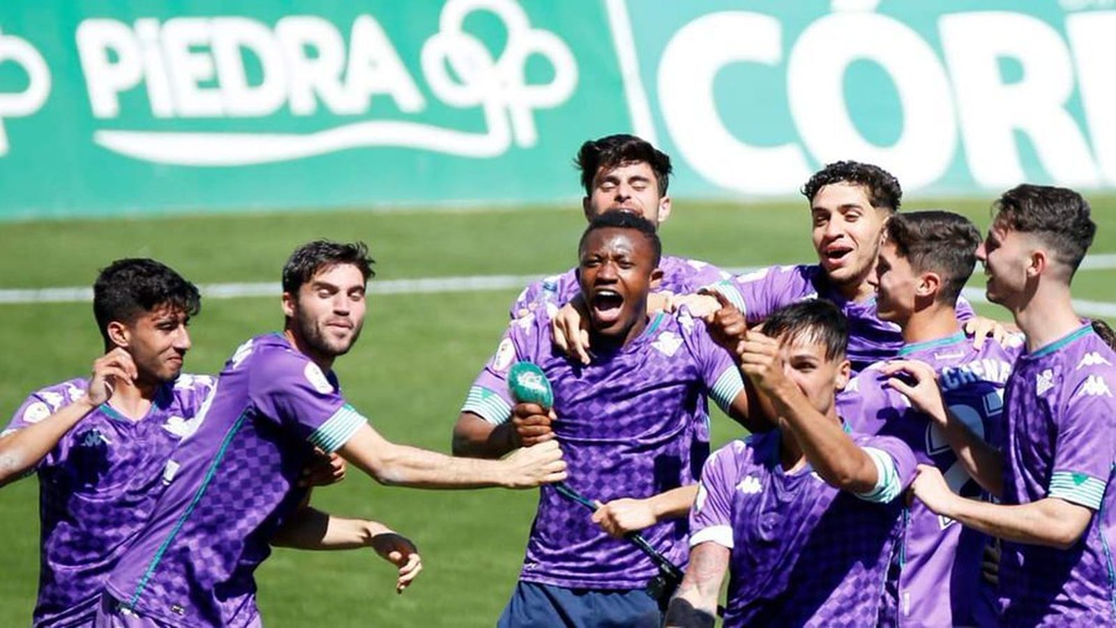 Los jugadores del Betis Deportivo celebran el ascenso.
