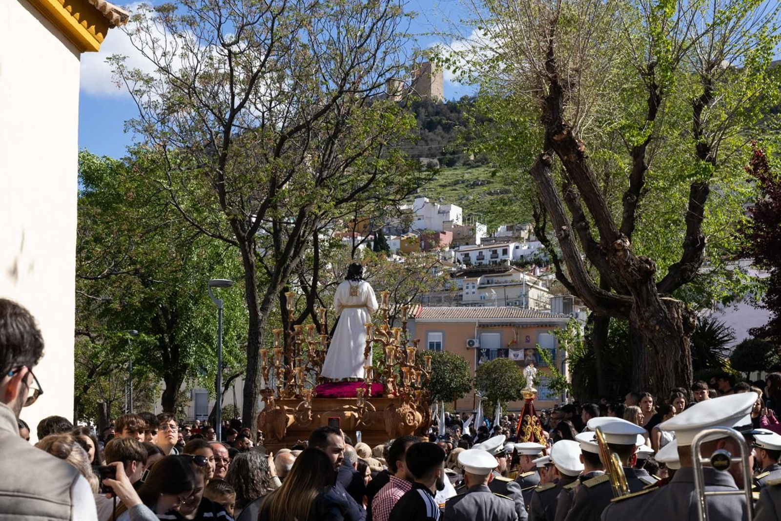 El Miércoles Santo inicia la tarde con los nazarenos trinitarios del barrio de Santa Isabel