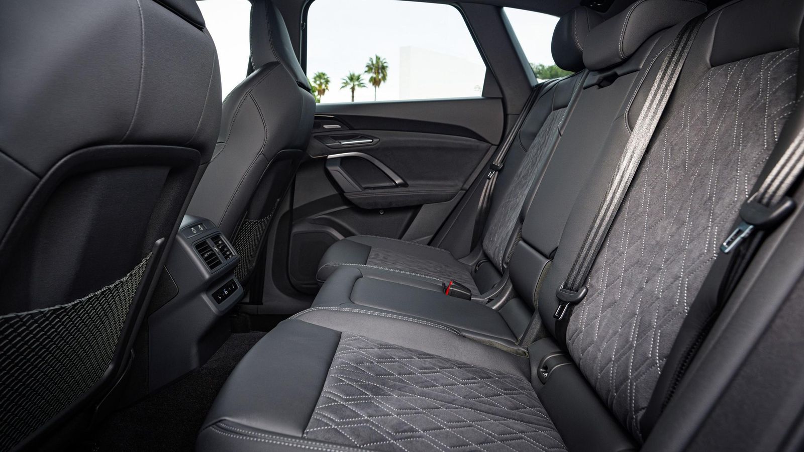 Con más espacio longitudinal, mejor. Lo que no le faltan son posibilidades de modularidad en esta zona del habitáculo.