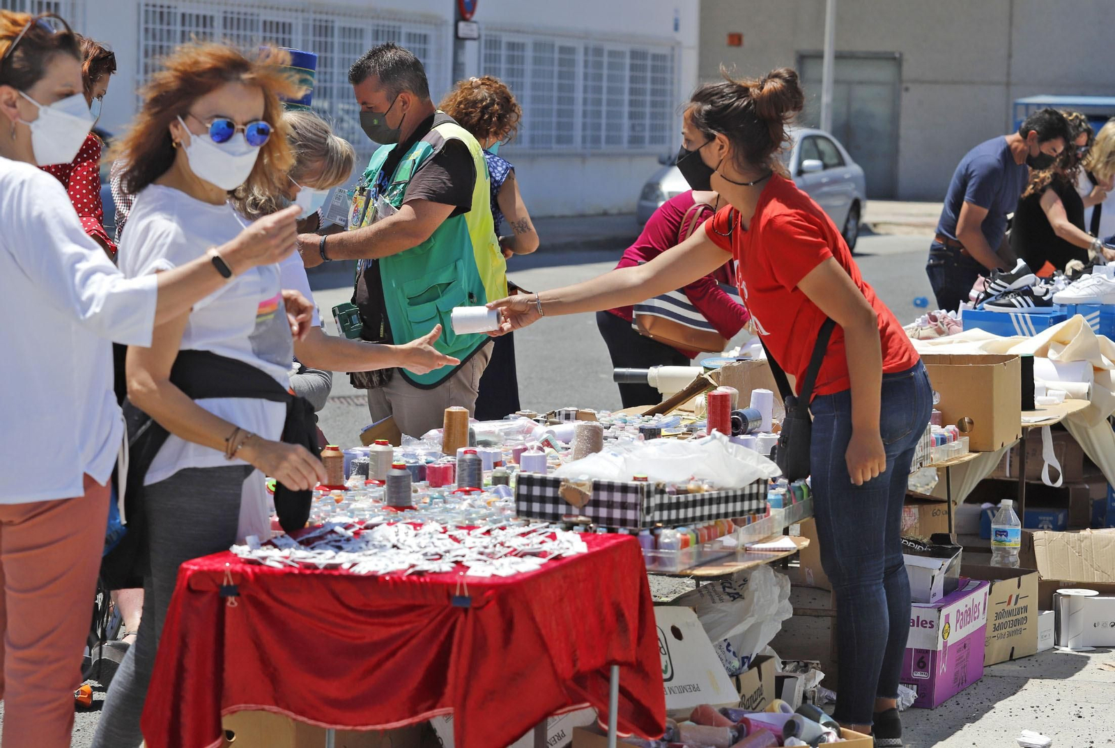 Imágenes del Mercadillo de Huelva en su nueva ubicación