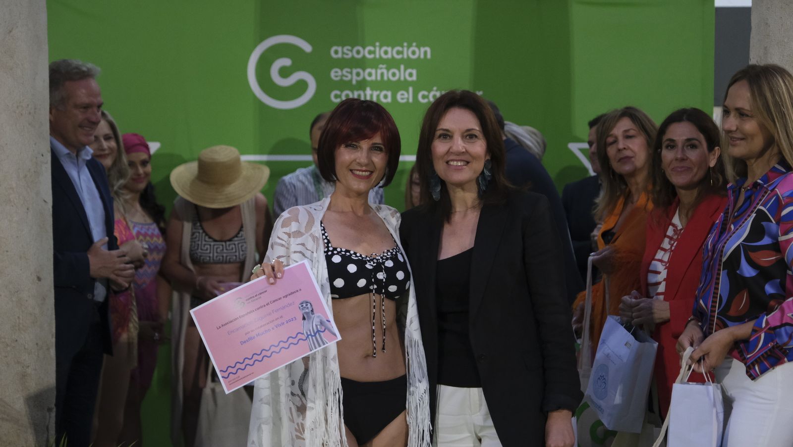 Imágenes del desfile benéfico contra el cáncer, en la Escuela de Artes de Almería