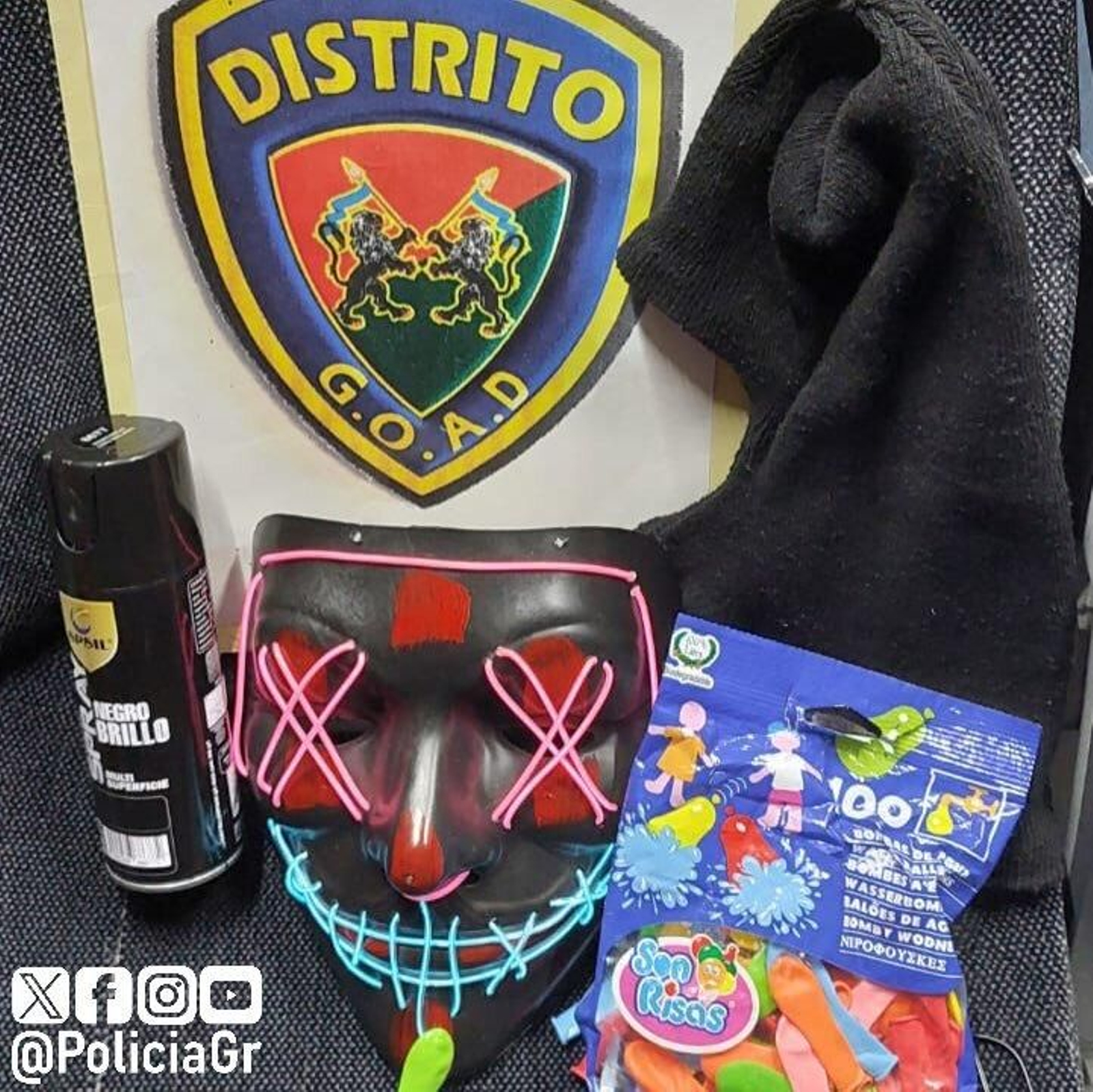 Interceptados dos menores en Granada con pasamontañas mientras hacían pintadas y pateaban retrovisores