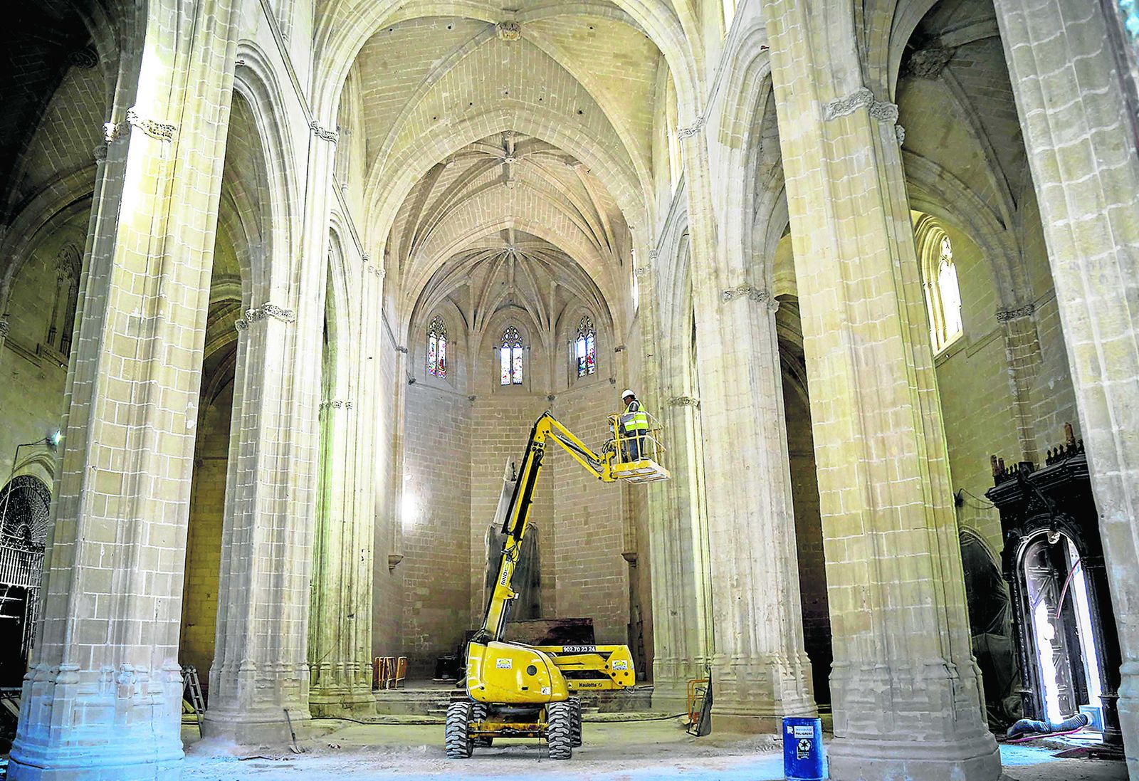 Vista del presbiterio de la iglesia  de Santiago,  con la limpieza de la piedra ya terminada, en 2015.