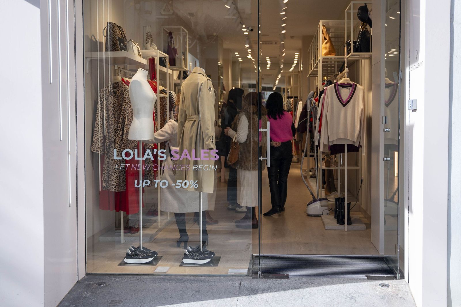 El comienzo de la campaña de rebajas en Almería, en imágenes