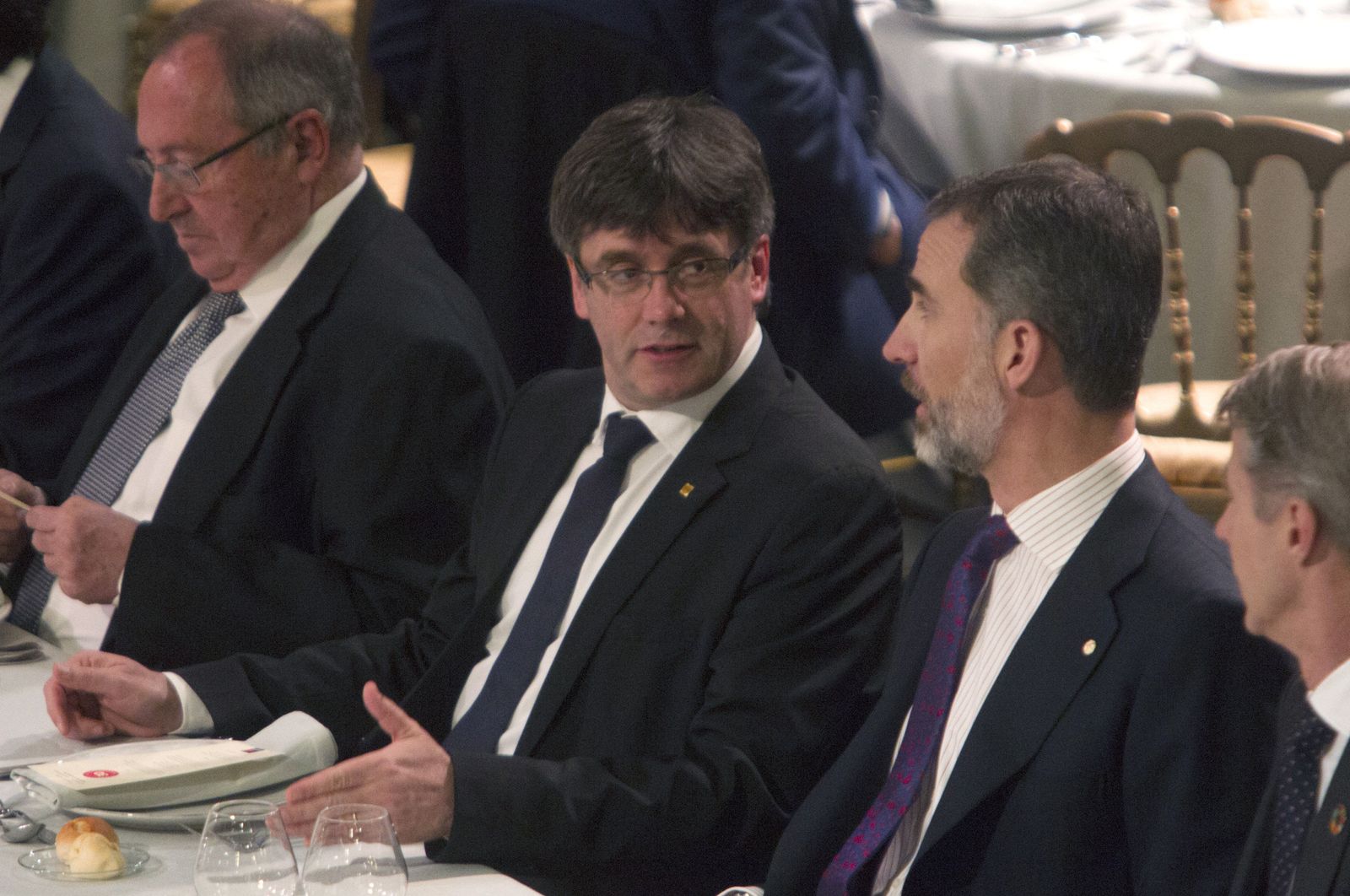 El Rey conversa con Puigdemont.