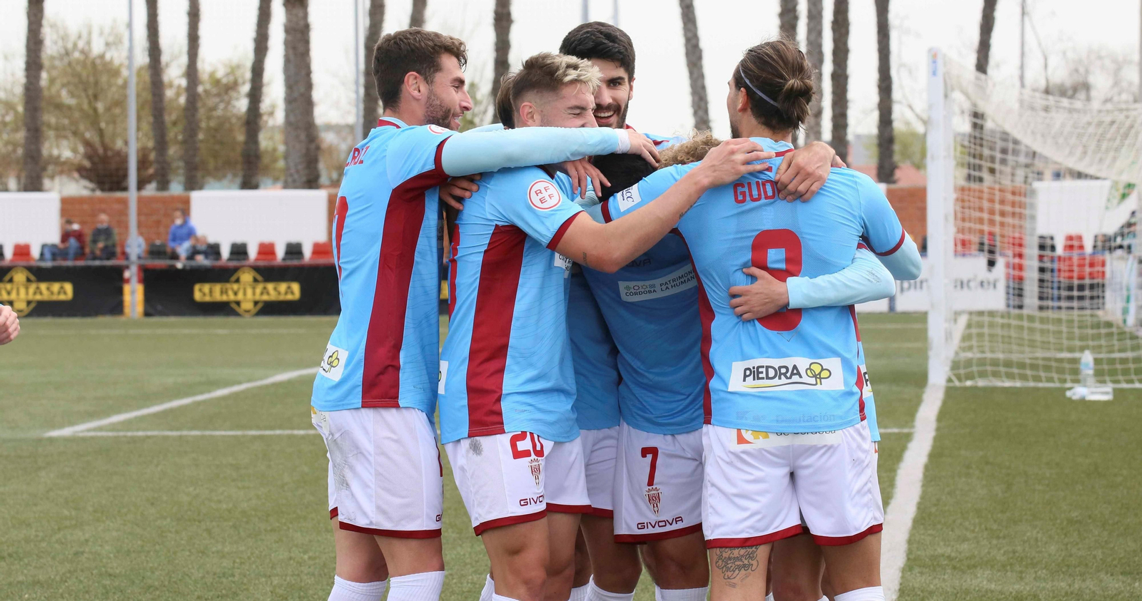 Los jugadores del Córdoba CF celebran su gol al Montijo.