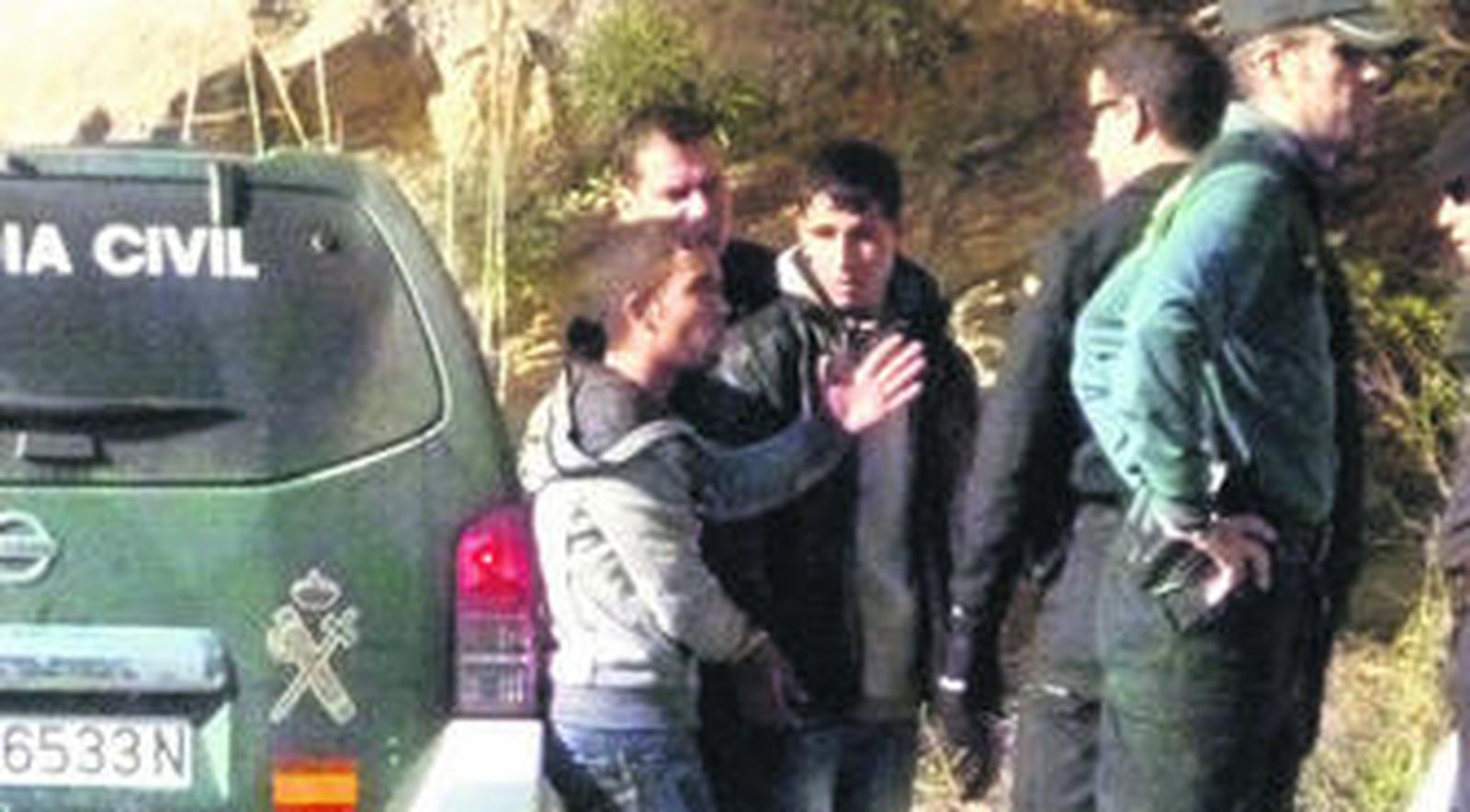 Agentes de la Guardia Civil dialogan con algunos de los inmigrantes.