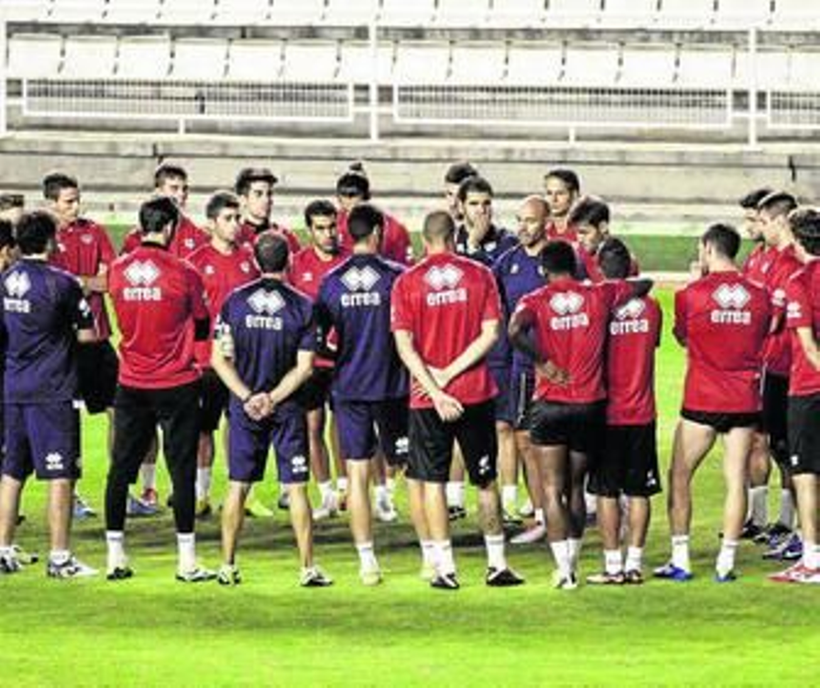 Paco Jémez dialoga con sus jugadores durante un entrenamiento.