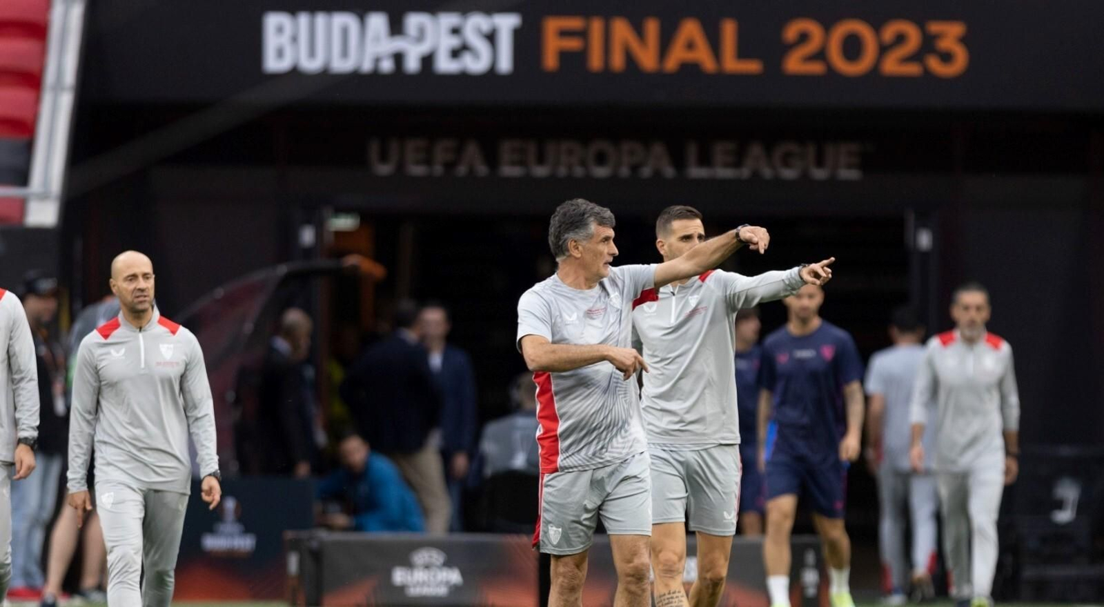 Mendilibar salta dando órdenes al césped del Puskas Arena.
