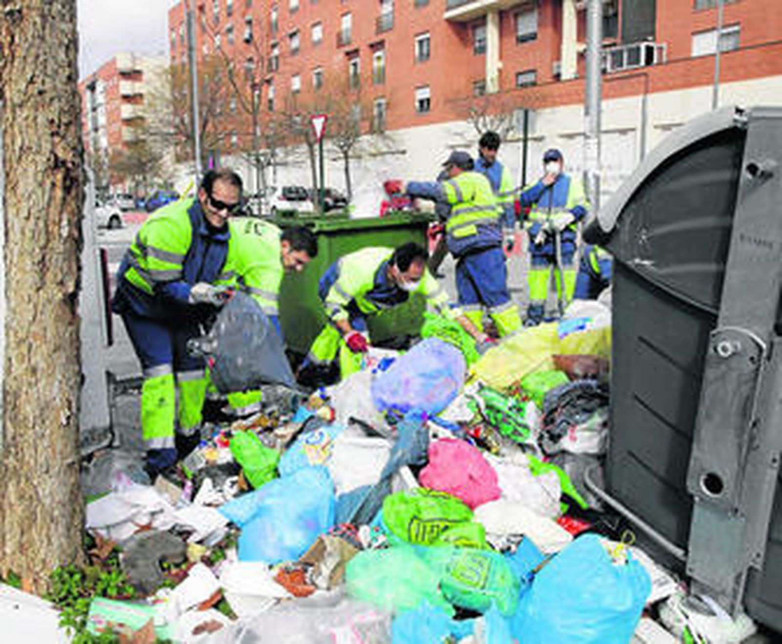 Toda la plantilla de Inagra trabaja en turnos rotativos de 8 horas para eliminar la basura acumulada antes de mañana martes.