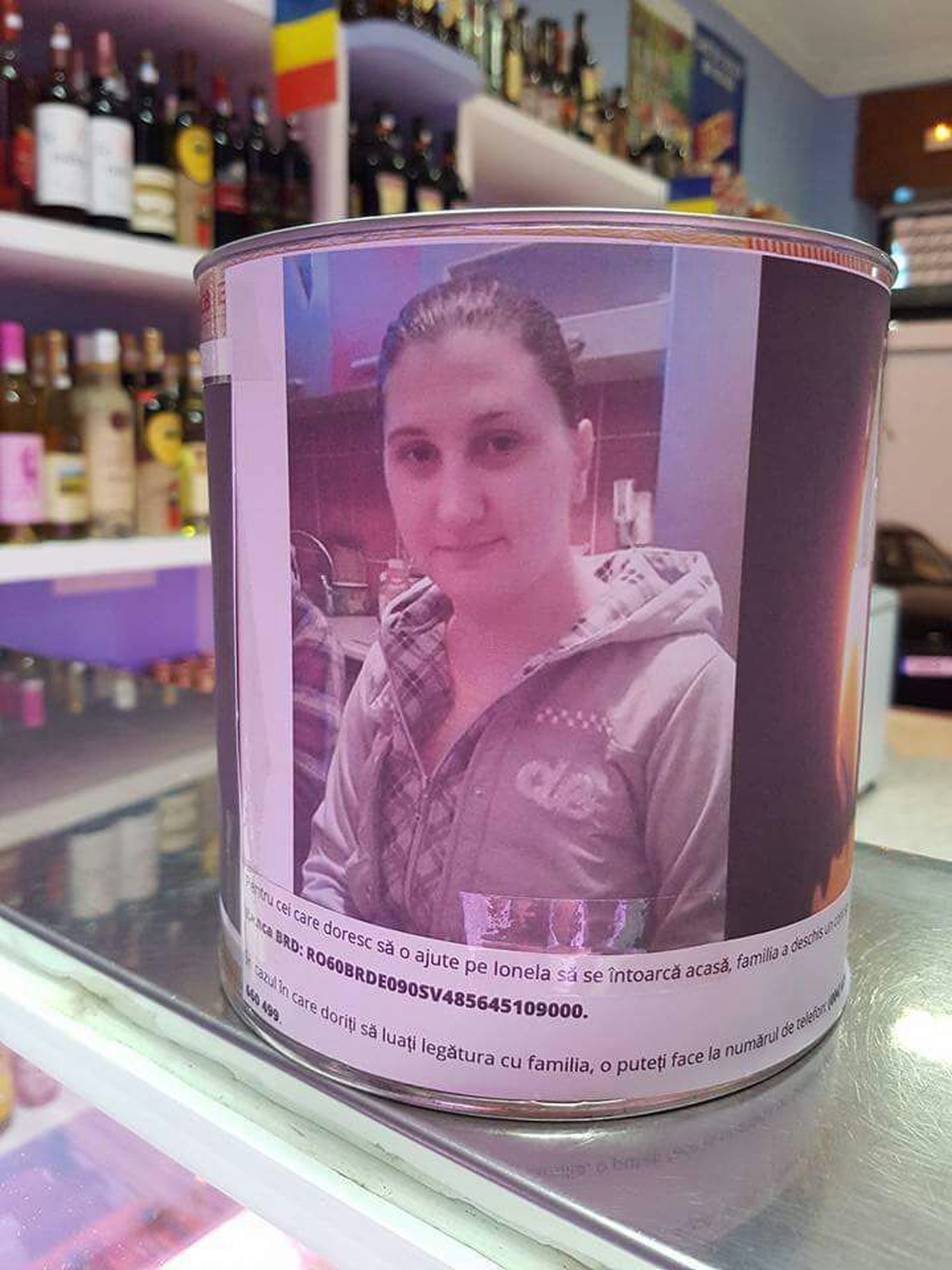 Hucha con la imagen de la joven para recaudar fondos.