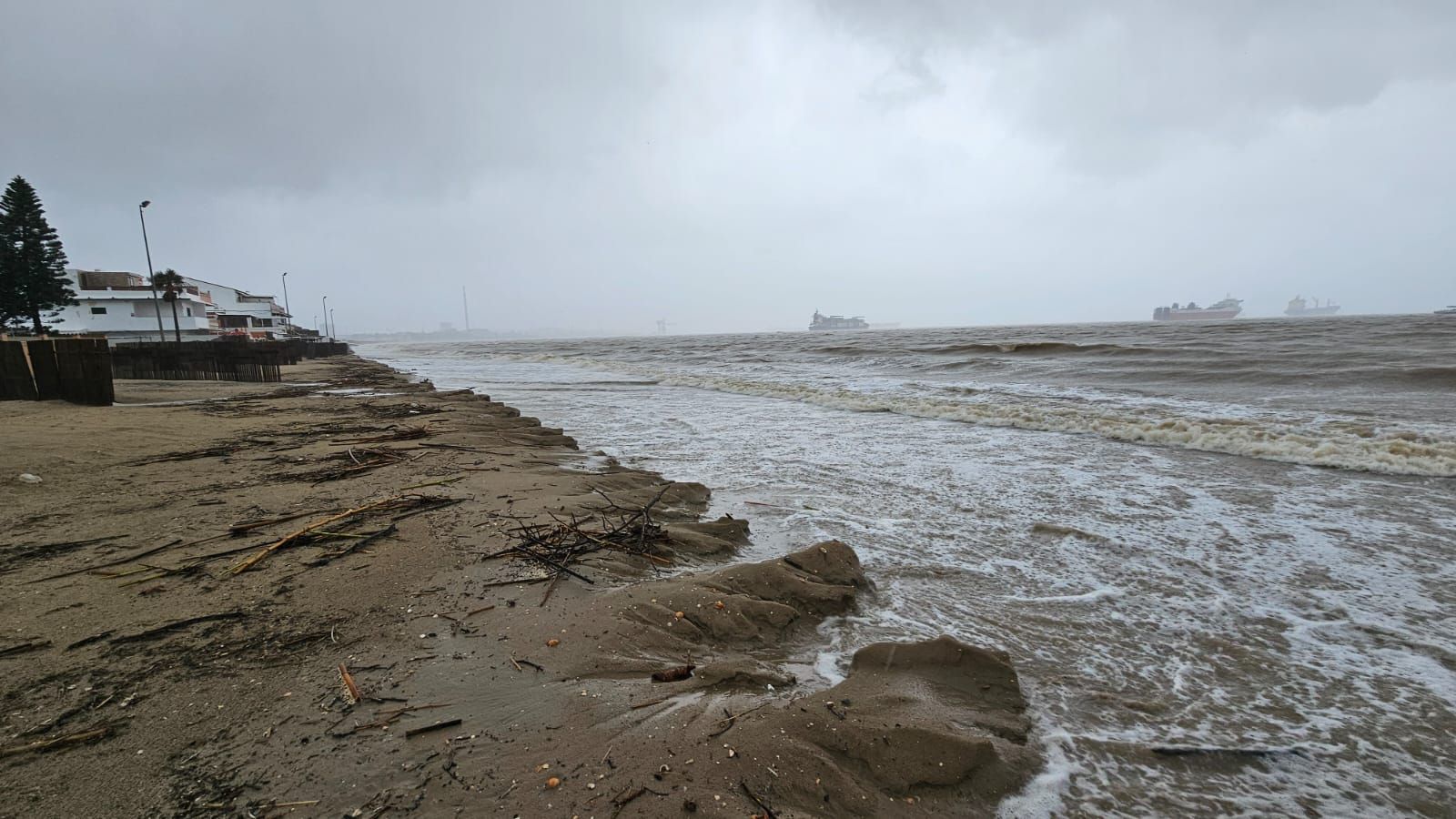La playa de El Rinconcillo, este domingo.