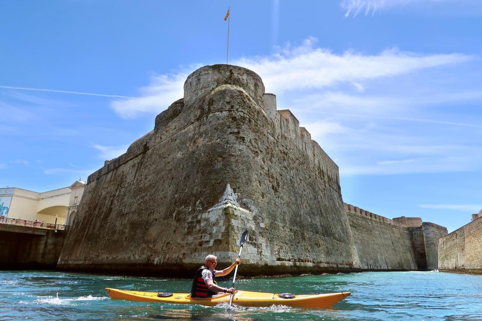 Persona en Kayak por el foso de Ceuta.