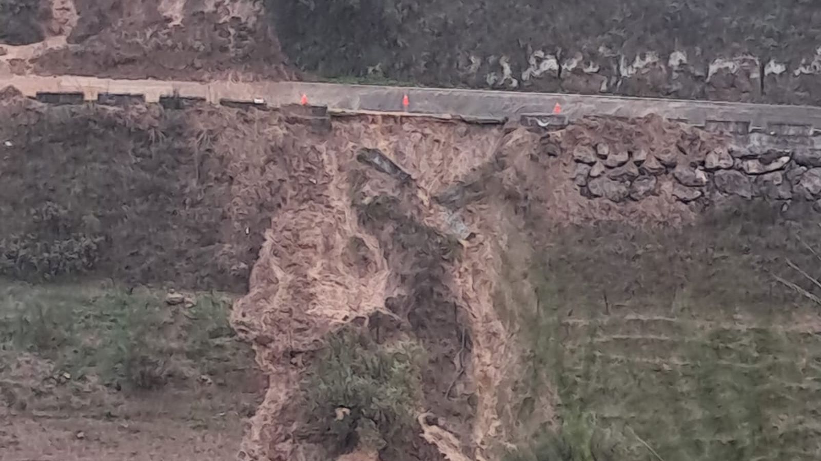 Estado de una de las carreteras de Torre Alháquime.