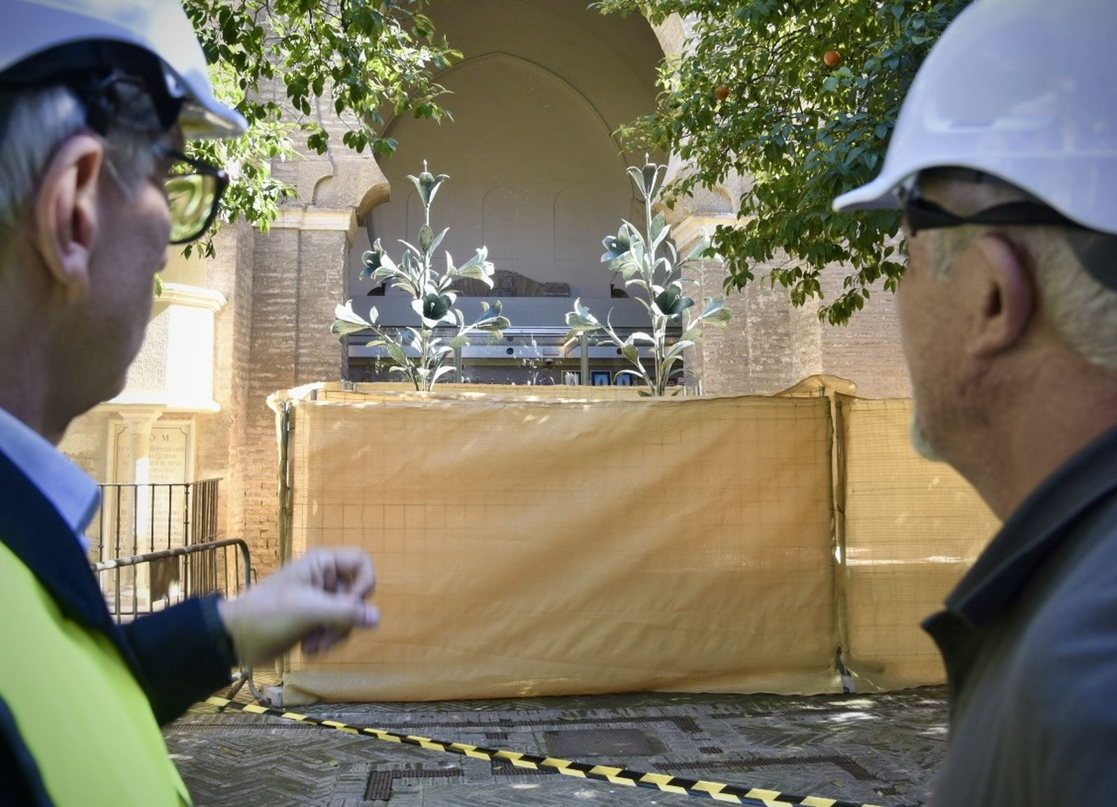La retirada de las jarras de las azucenas de la Giralda, en imágenes