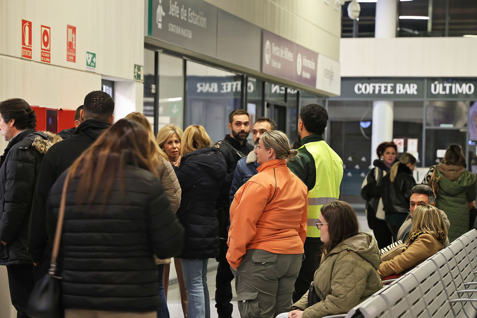 Las Fotografías del dispositivo de urgencia en la estación de Huelva para los afectados por el tren accidentado