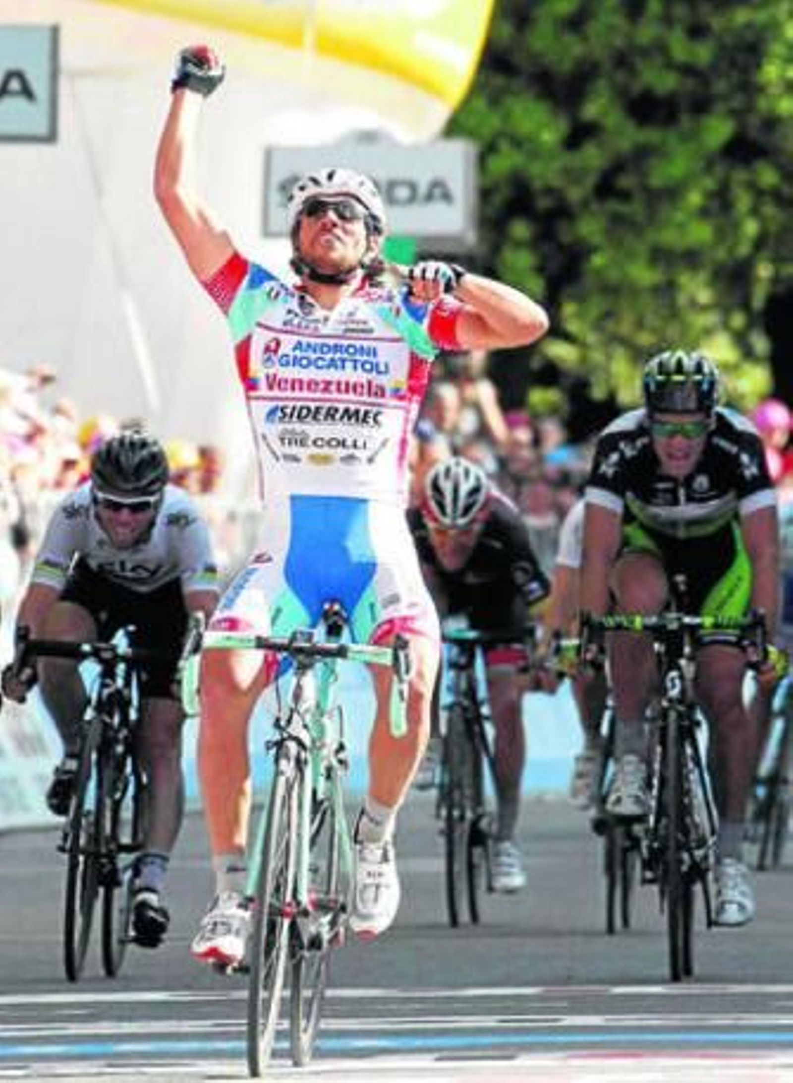 Roberto Ferrari celebra su triunfo en la línea de meta.