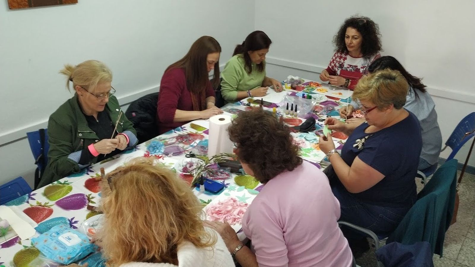 Taller de creación de colgantes de foamirán en Huércal de Almería