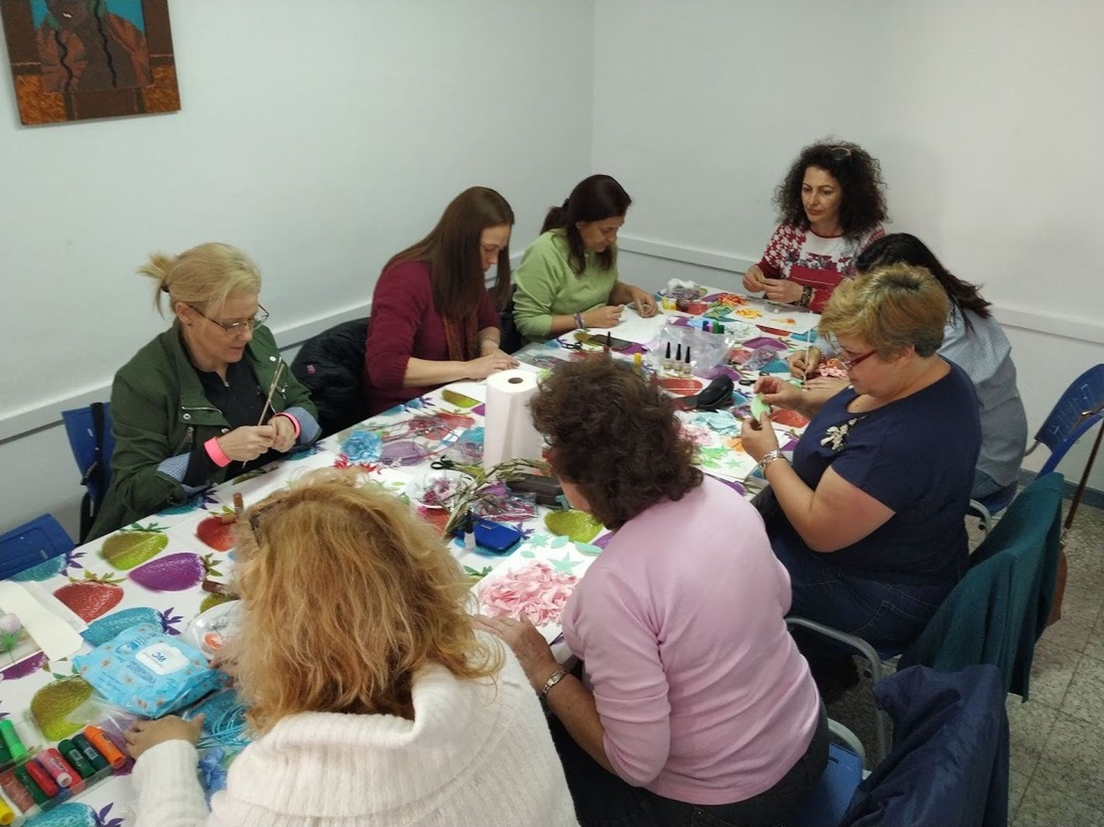 Taller de creación de colgantes de foamirán en Huércal de Almería