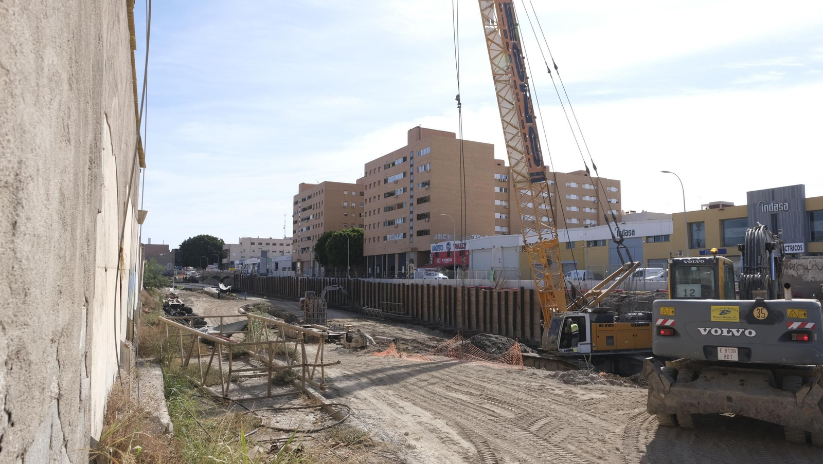 El Puente de la Avenida del Mediterráneo en su última fase de desmantelamiento, en imágenes