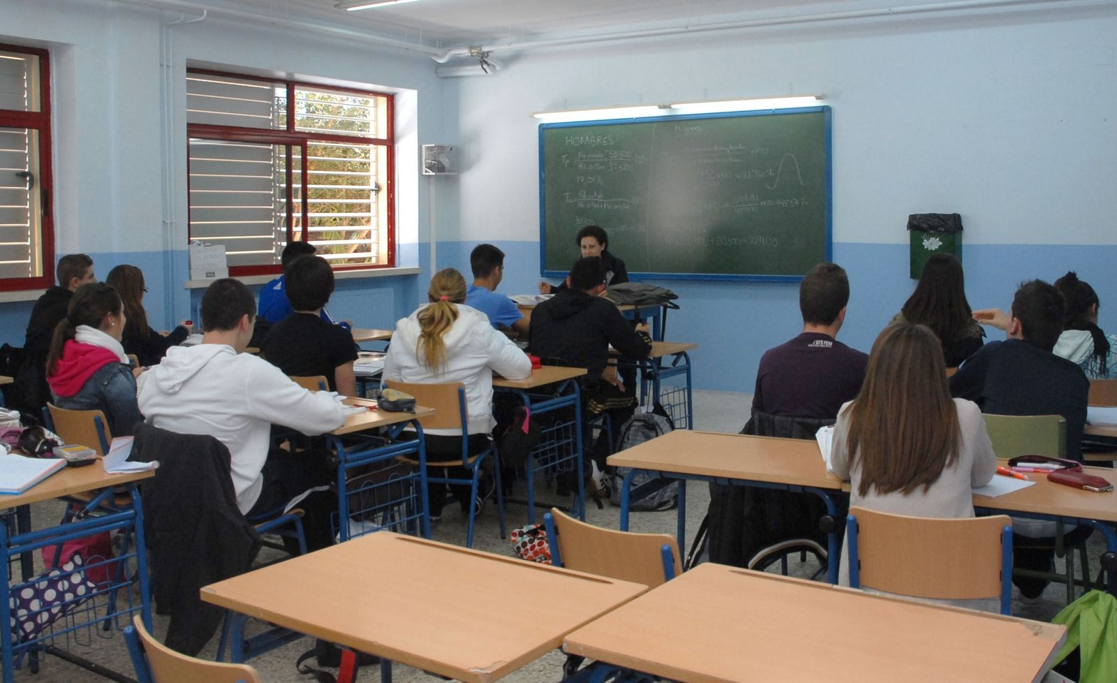 Una docente imparte clase en un centro educativo.