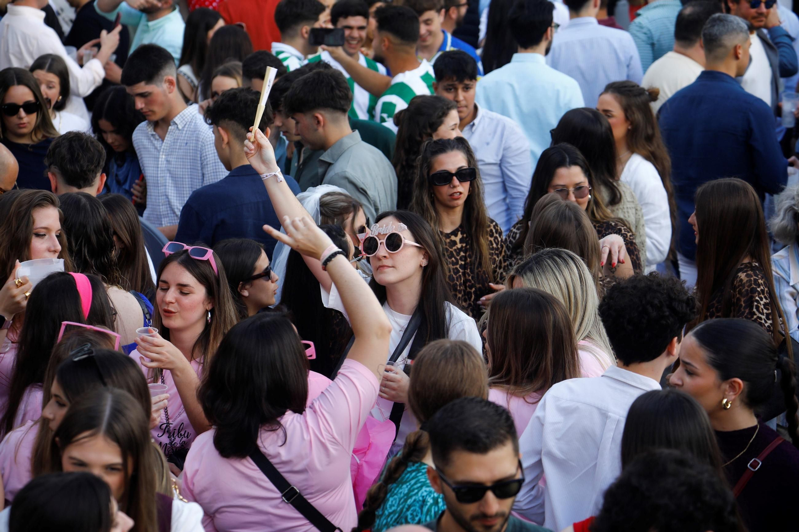 Las mejores fotos de unas Cruces de Córdoba abarrotadas para dar la bienvenida al fin de semana