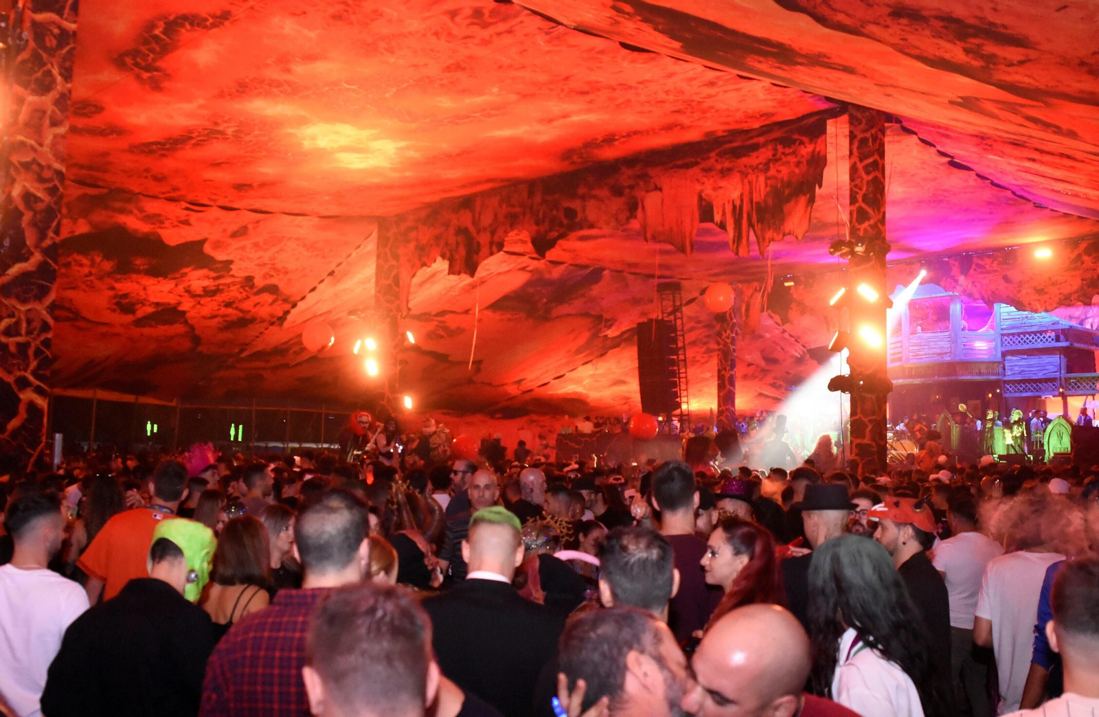 El festival Elrow reúne en Córdoba a miles de personas, en imágenes