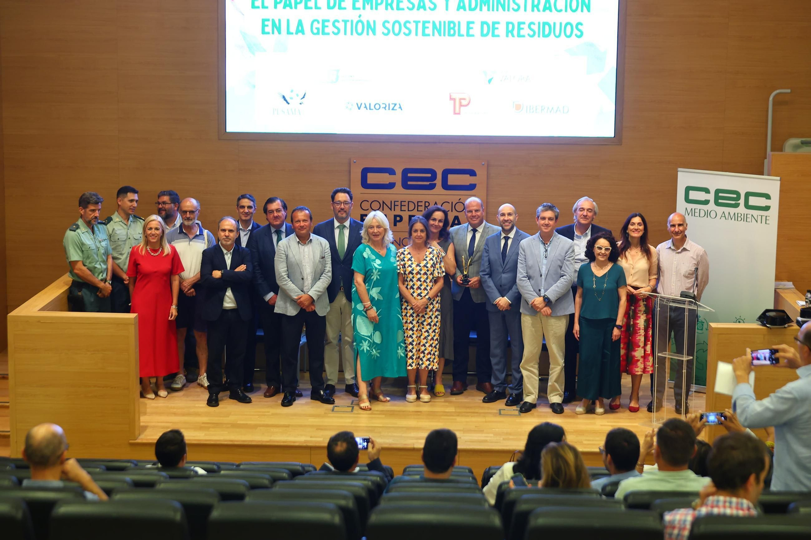 Foto de familia de los participantes en las jornadas sobre la gestión de los residuos y la economía circular en la sede de la CEC. Foto de familia de los participantes en las jornadas sobre la gestión de los residuos y la economía circular en la sede de la CEC.