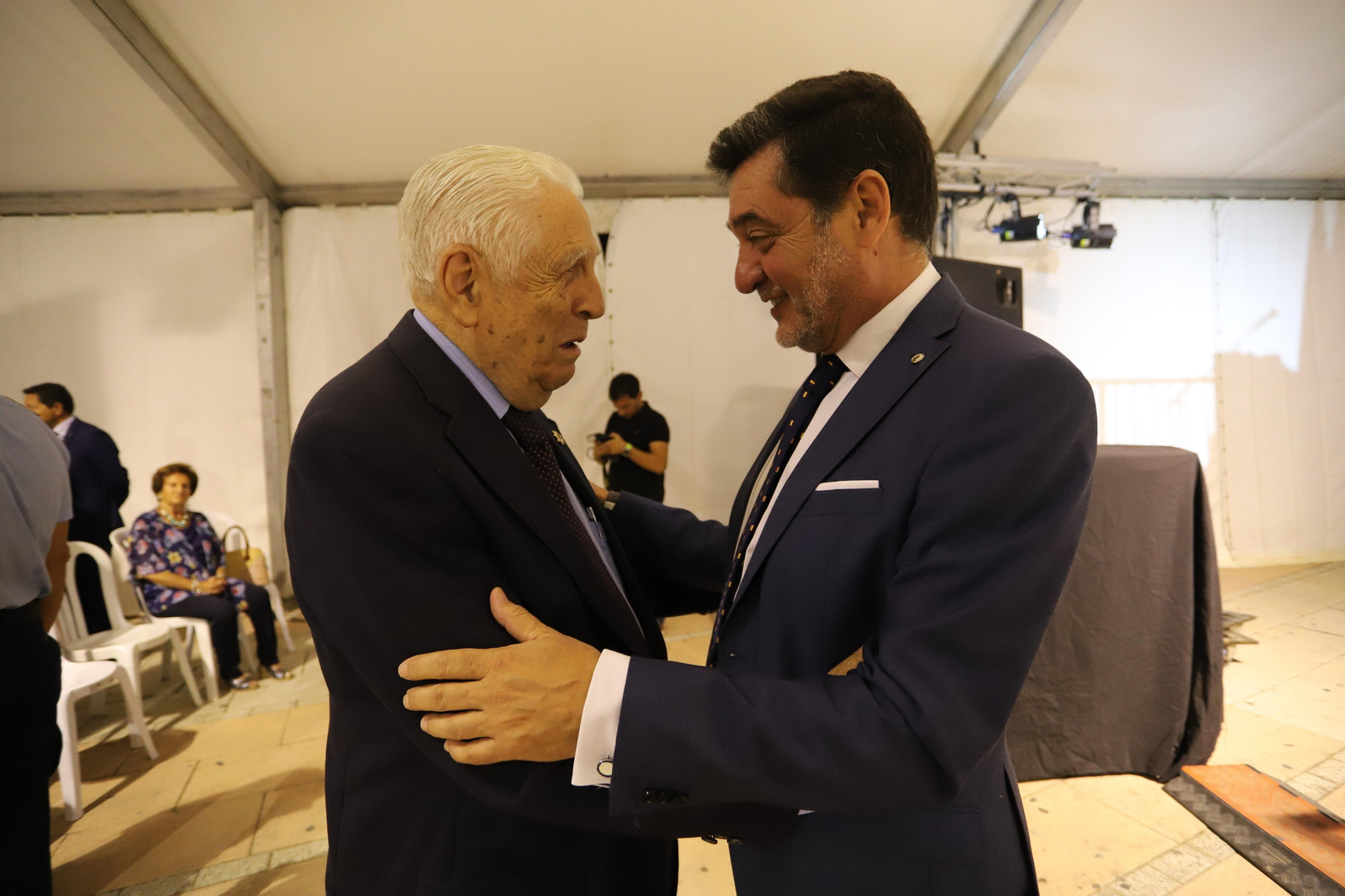 Imágenes de la coronación de la Reina de las fiestas del barrio de La Hispanidad