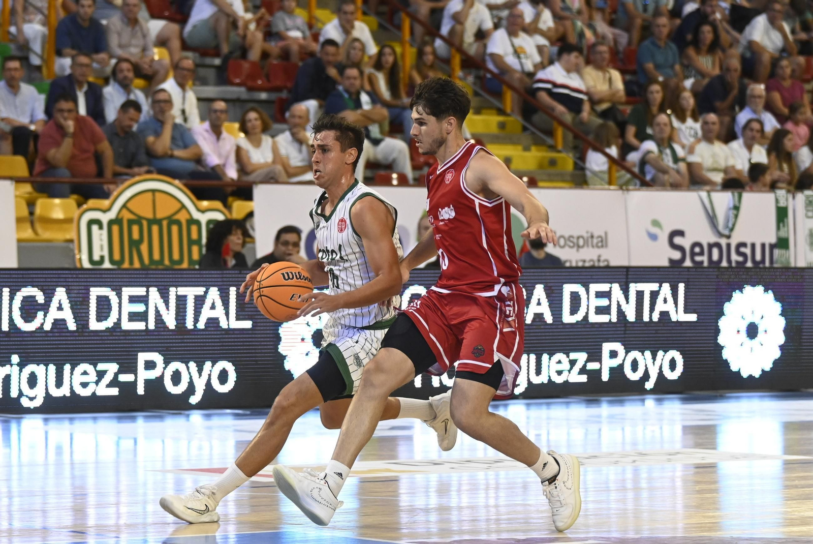 Las mejores fotos del ambiente en Vista Alegre para el Coto Córdoba - Jaén CB de la Copa de España de baloncesto