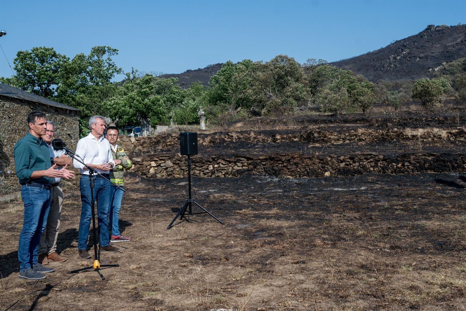 Sánchez junto al presidente de la Xunta en una rueda de prensa tras ver las zonas quemadas en Galicia