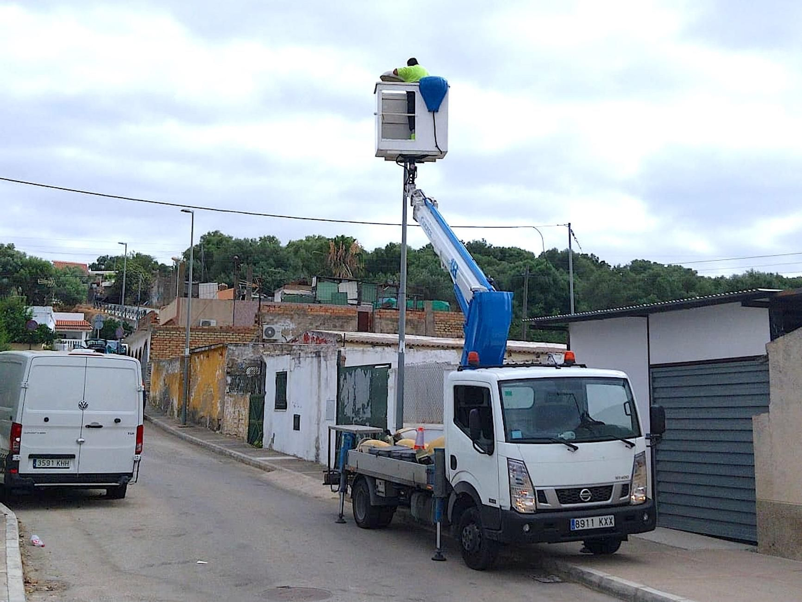 Renovación del alumbrado en Rajamancera.