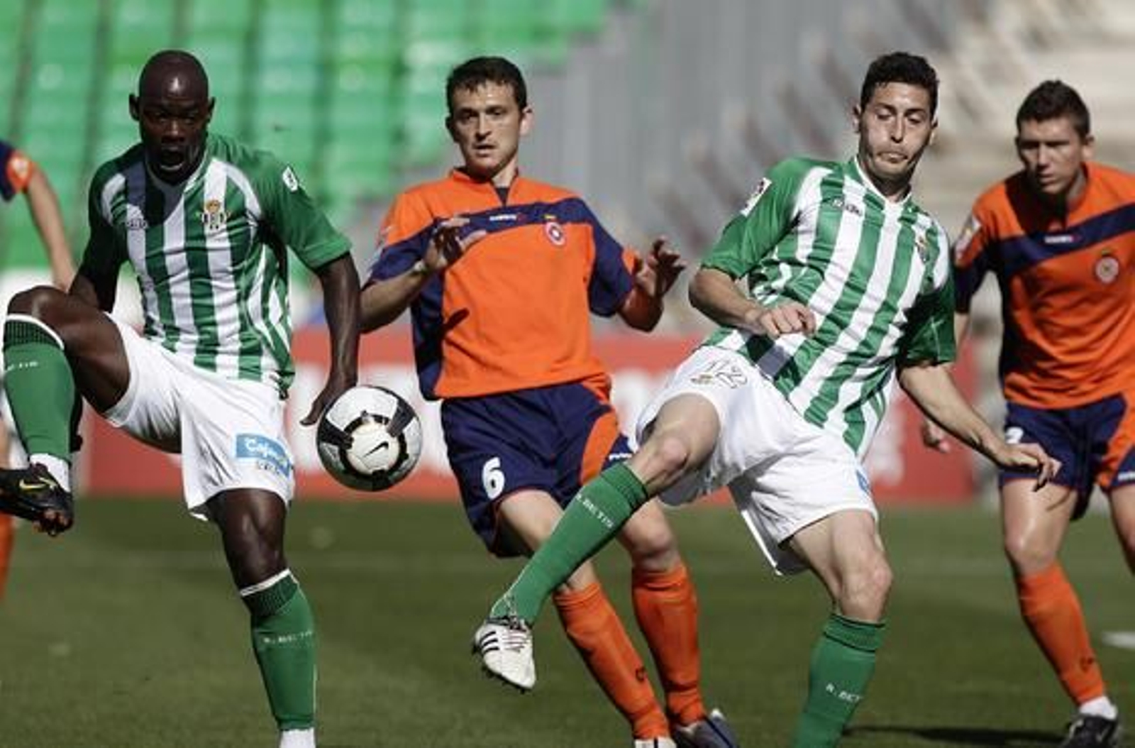 El Betis pierde en el Ruiz de Lopera ante el Girona. / Antonio Pizarro