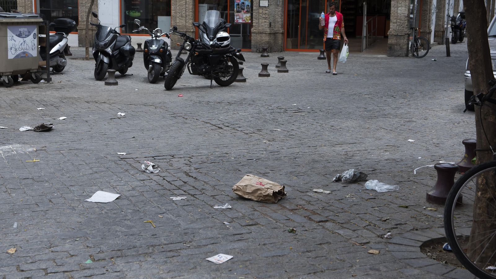 Basuras por el suelo en la Plaza de Montesión, en el Casco Norte, este jueves.
