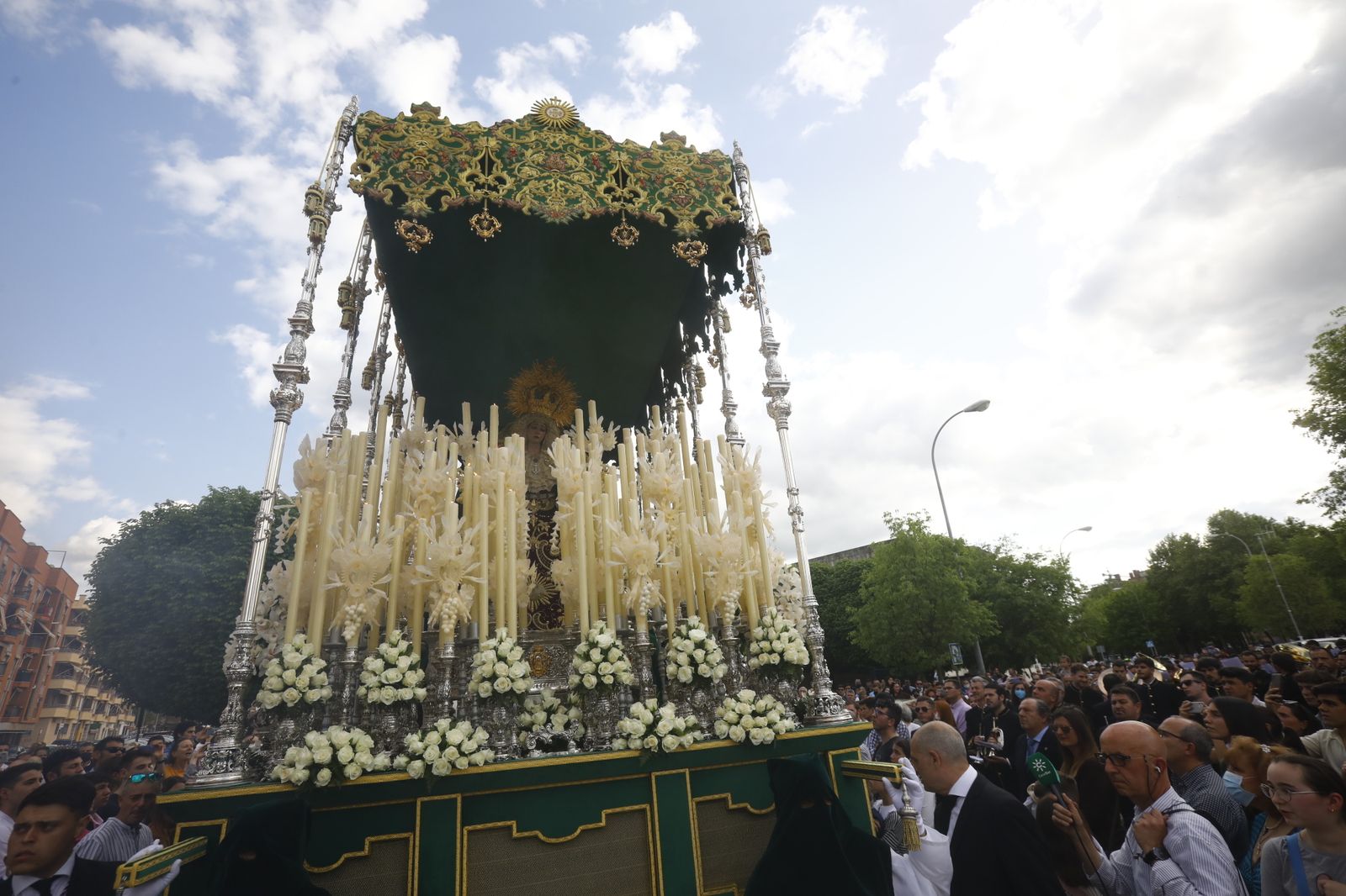 Jueves Santo en Córdoba: La procesión de la Sagrada Cena, en imágenes